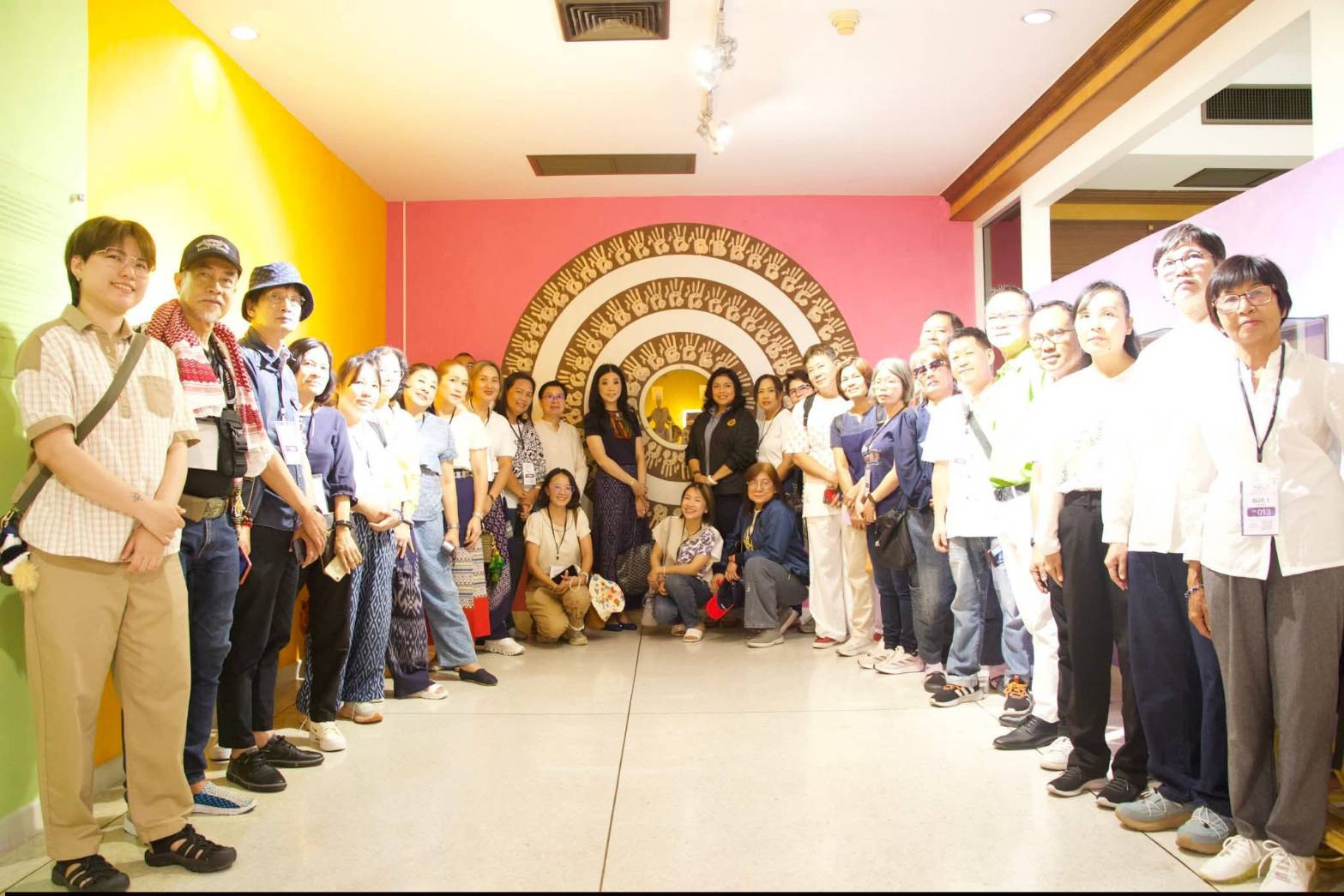 title - ผอ.ศพส. ห้การต้อนรับ คณะผู้บริหาร พนักงาน และสื่อมวลชน จาก บริษัท ทิพยประกันภัย จำกัด (มหาชน) พร้อมนำคณะเข้าเยี่ยมชมนิทรรศการสืบสาน สายธาร สร้างงาน หัตถศิลป์ ณ ศูนย์ส่งเสริมและพัฒนาอาชีพเสริมนอกภาคการเกษตร (ศูนย์ศิลปาชีพ บางไทรฯ (เดิม)) 